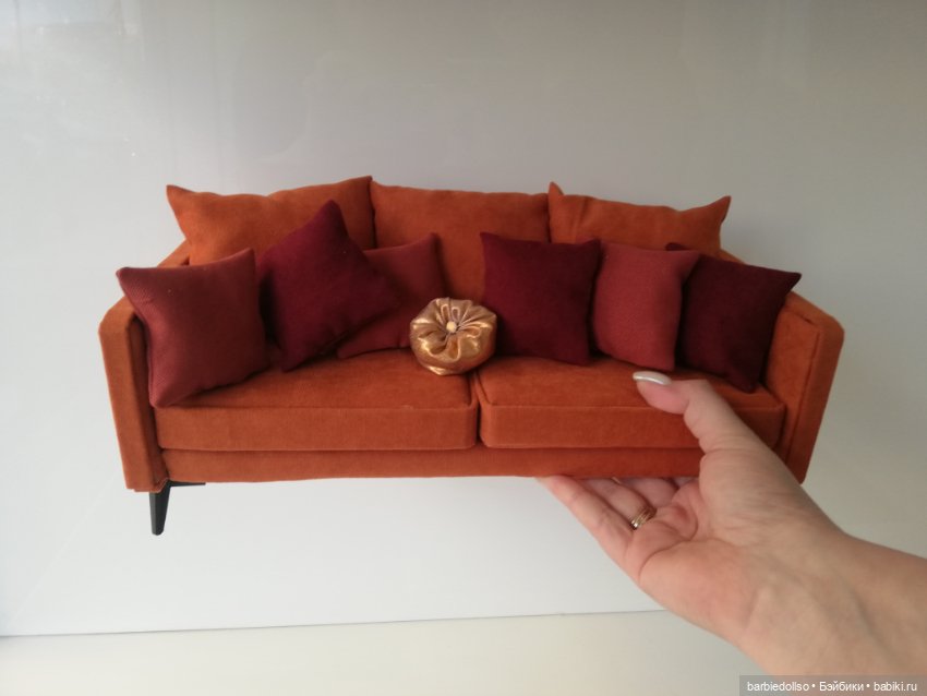 Диванчик для кукол формата 1 :6