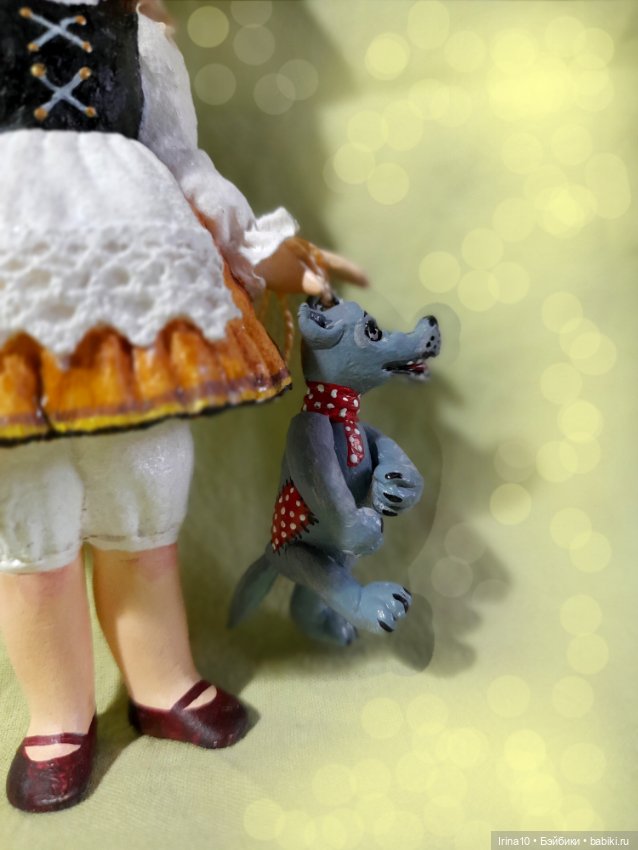 Красная Шапочка с любимой игрушкой (фото 4)