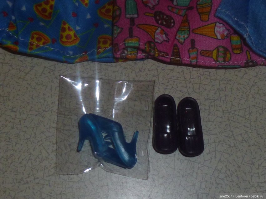 Лот одежды для Барби и других кукол 12 дюймов (платья, туфли) - все вещи новые (фото 7)