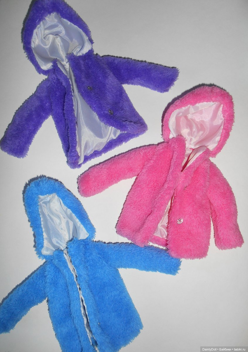Шубы с капюшонами на Барби (фото 3)