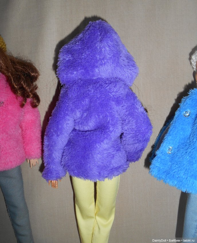 Шубы с капюшонами на Барби (фото 2)