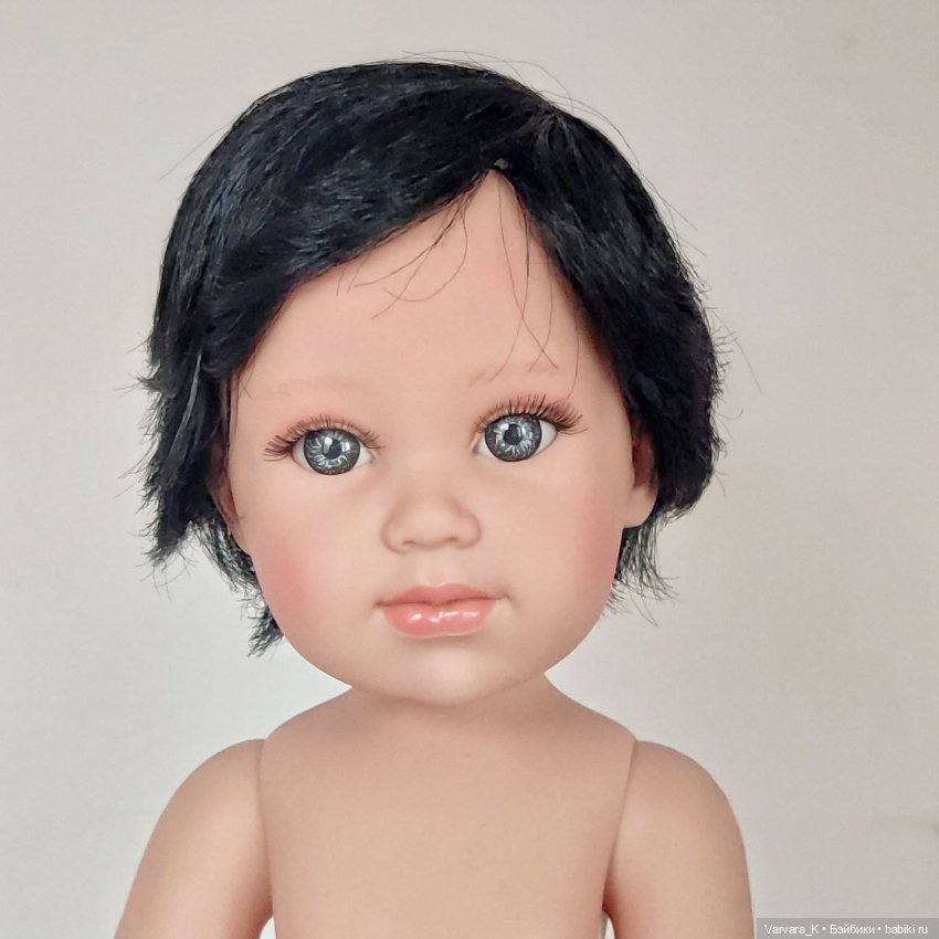 Llorens, большая артикуляционная кукла-мальчик в кедах, брюнет, 42 см (фото 2)