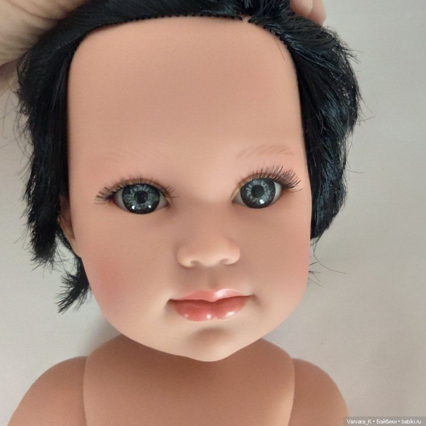 Llorens, большая артикуляционная кукла-мальчик в кедах, брюнет, 42 см (фото 3)