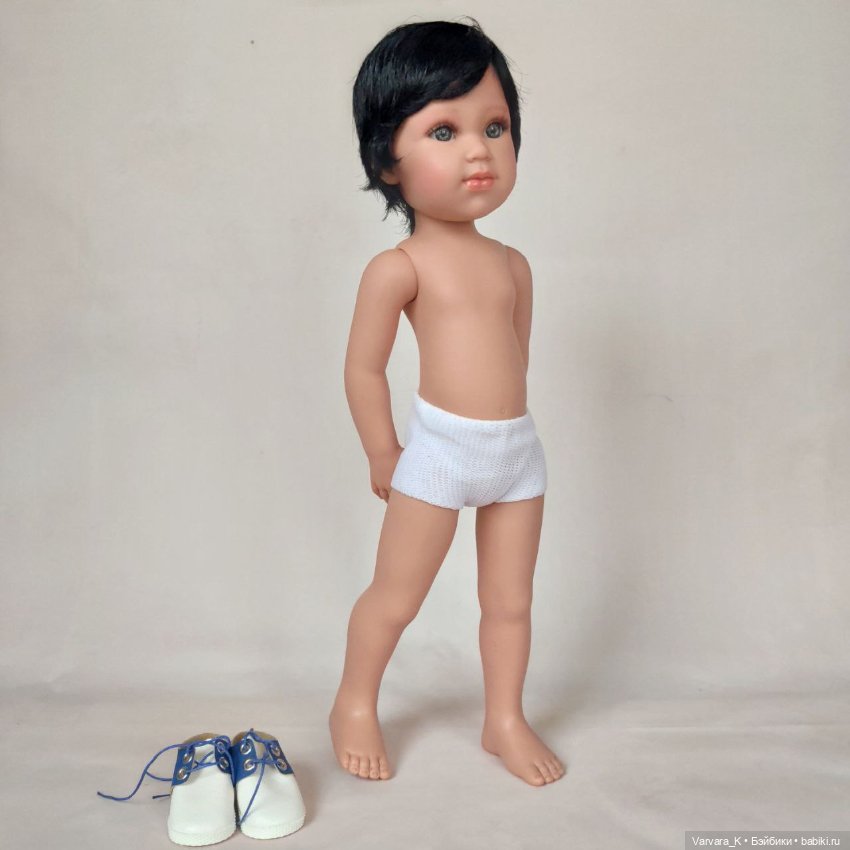 Llorens, большая артикуляционная кукла-мальчик в кедах, брюнет, 42 см (фото 7)