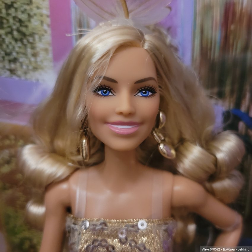 Barbie the movie в золотом комбинезоне