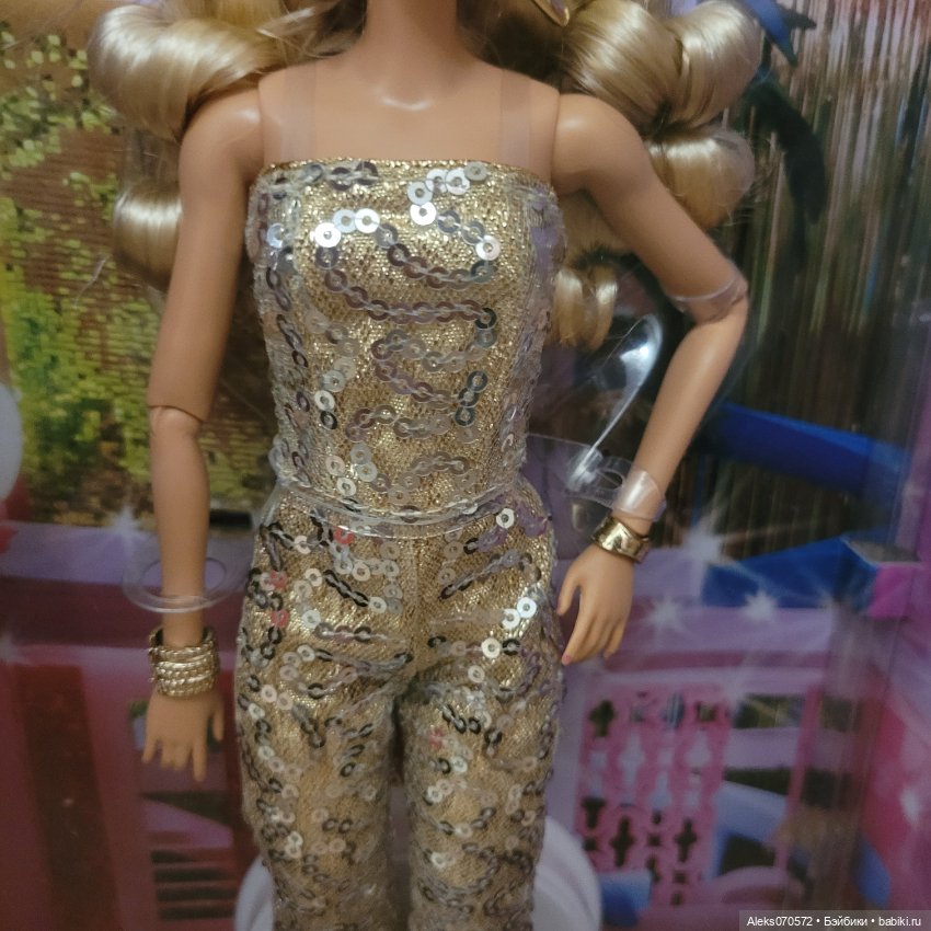 Barbie the movie в золотом комбинезоне (фото 5)