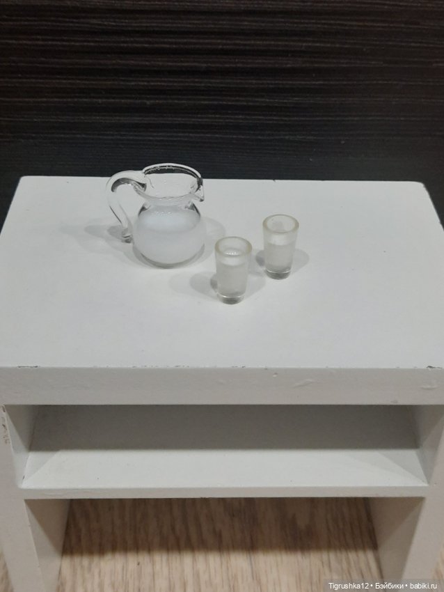 Кувшин молока и стаканчики