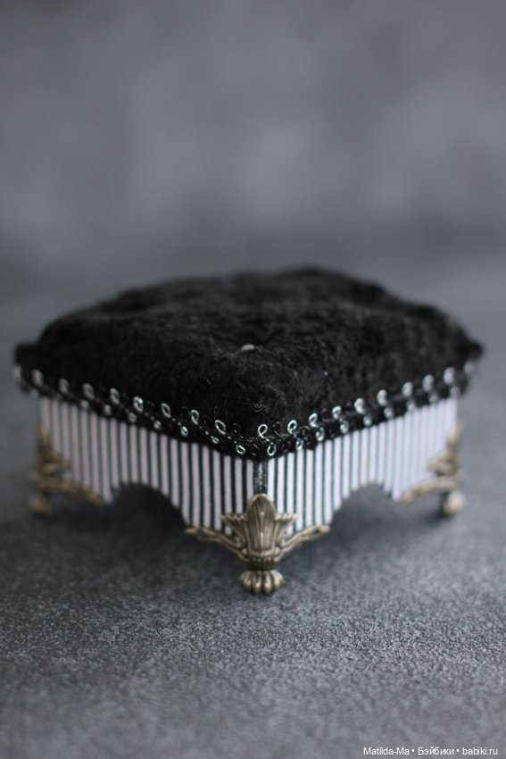 Пуфик (банкетка) 1/6 для кукол и игрушек (фото 6)