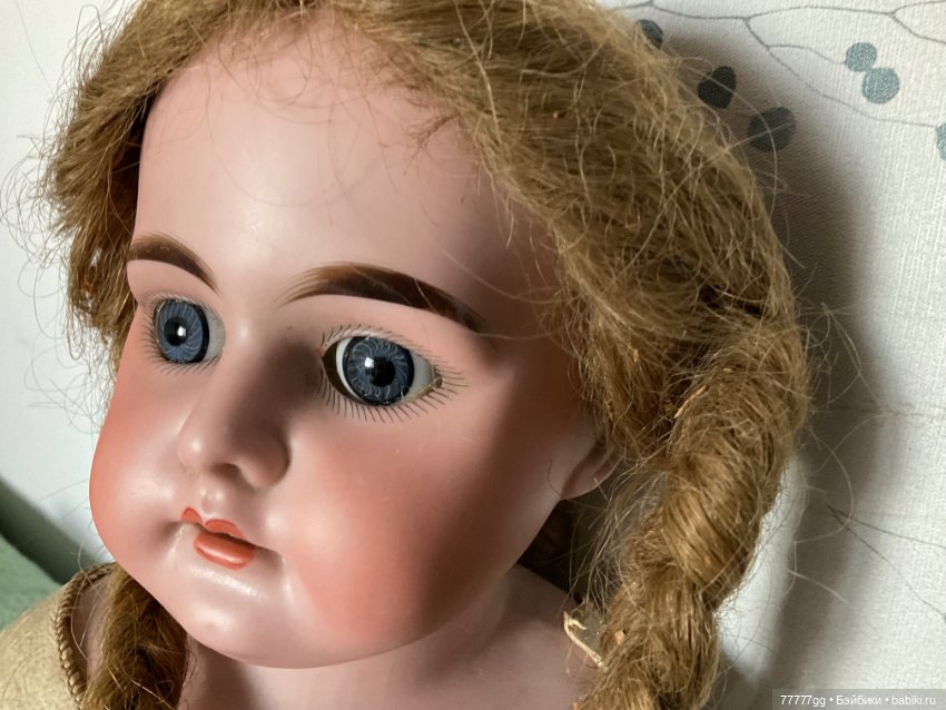 Роскошные брови от немецкой красотки