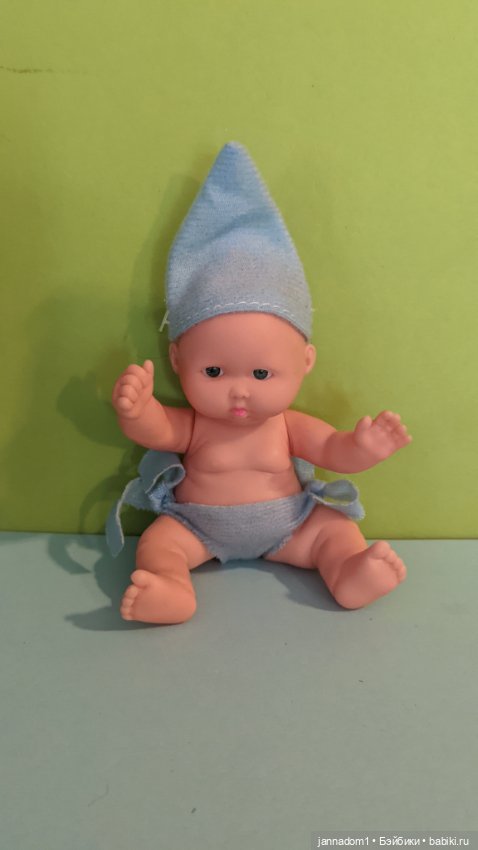 Очаровательный виниловый пупсик в голубой шапочке, высота 12,5 см