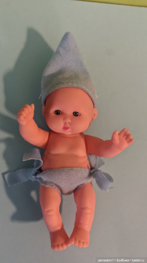 Очаровательный виниловый пупсик в голубой шапочке, высота 12,5 см (фото 2)