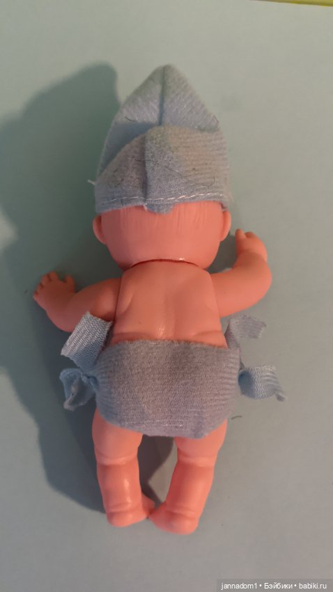 Очаровательный виниловый пупсик в голубой шапочке, высота 12,5 см (фото 3)