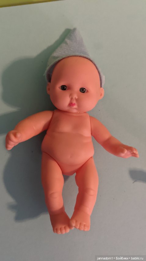 Очаровательный виниловый пупсик в голубой шапочке, высота 12,5 см (фото 4)