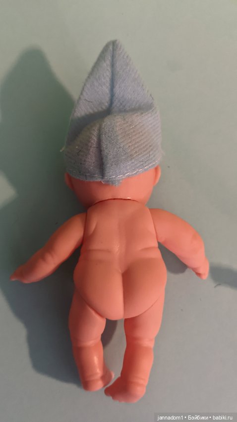 Очаровательный виниловый пупсик в голубой шапочке, высота 12,5 см (фото 5)