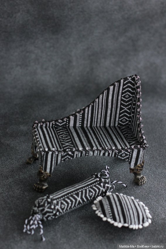 Диван (тафта) + 2 подушки 1/6 для кукол и игрушек (фото 3)