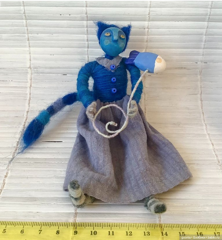 Синяя кошка с синей рыбой