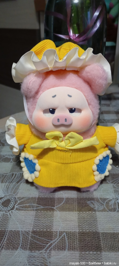 Забавная свинка в милом костюмчике