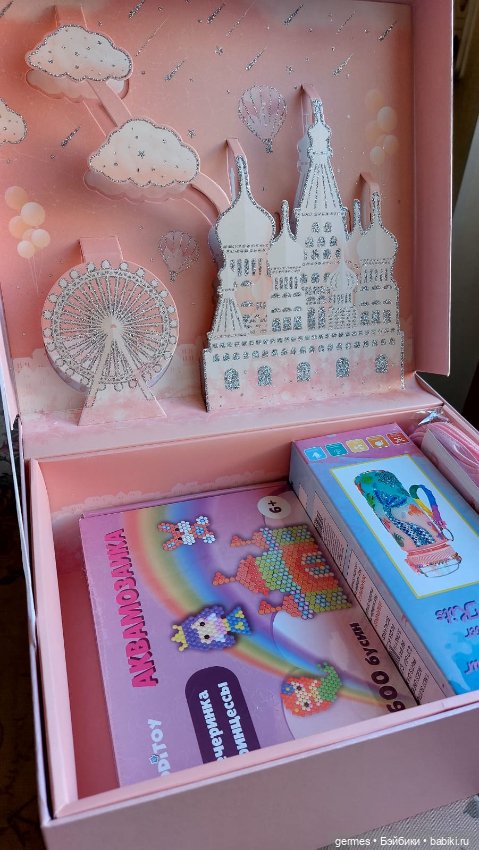 Комплект из коробки и пакета с объемным рисунком для кукол и мишек (фото 4)