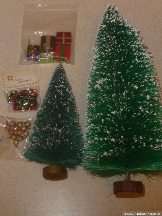 Новогодний набор миниатюры для кукольного дома - елки, украшения (лампочки, шарики), подарки