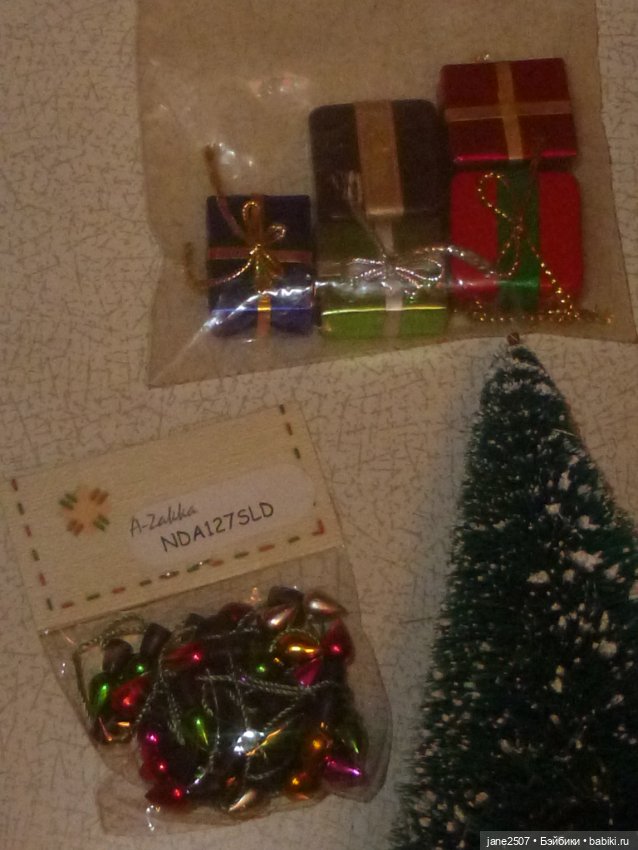 Новогодний набор миниатюры для кукольного дома - елки, украшения (лампочки, шарики), подарки (фото 3)