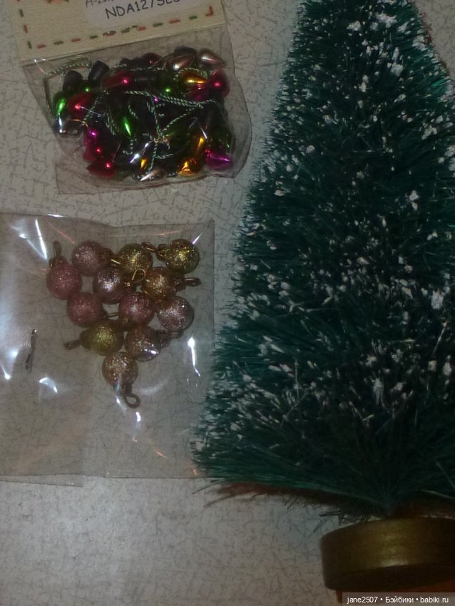 Новогодний набор миниатюры для кукольного дома - елки, украшения (лампочки, шарики), подарки (фото 4)