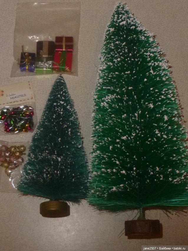 Новогодний набор миниатюры для кукольного дома - елки, украшения (лампочки, шарики), подарки (фото 2)