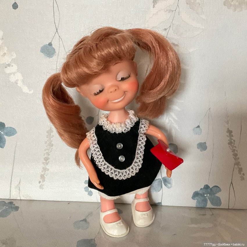 Девочка Софочка и её сумочка))