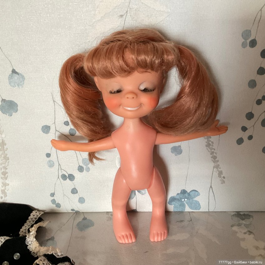 Девочка Софочка и её сумочка))