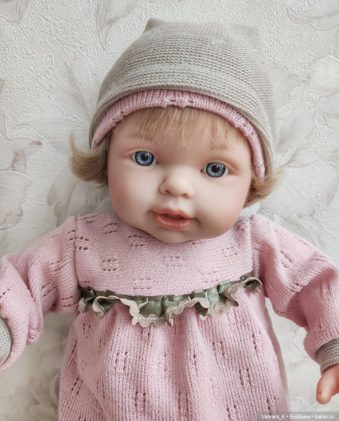 Carmen Gonzalez NILO, мягконабивная кукла НИЛО в пудровом платье, 48 см (фото 2)