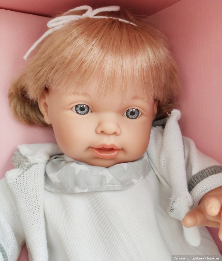 Carmen Gonzalez NILO, мягконабивная кукла НИЛО в сером платье, 48 см (фото 2)