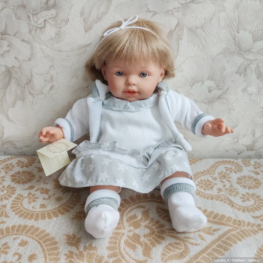 Carmen Gonzalez NILO, мягконабивная кукла НИЛО в сером платье, 48 см (фото 3)