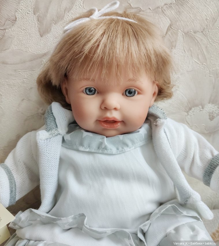 Carmen Gonzalez NILO, мягконабивная кукла НИЛО в сером платье, 48 см (фото 4)