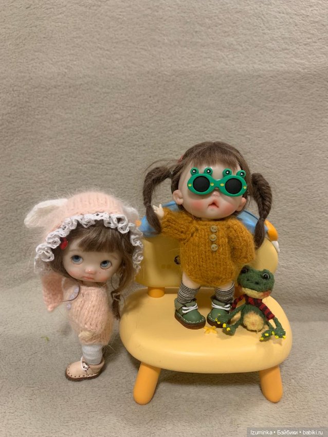 Яркий жёлтый диванчик для кукол обитсу11