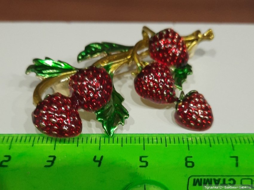 Брошь клубничка — Украшения и очки для кукол (фото 4)
