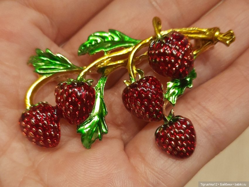 Брошь клубничка — Украшения и очки для кукол