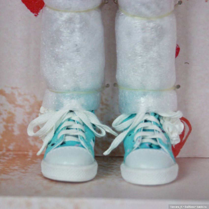 Ruby Red шарнирная кукла Сара с розовыми прядями , 37 см (фото 3)