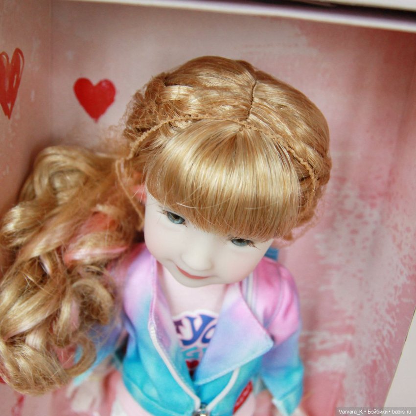 Ruby Red шарнирная кукла Сара с розовыми прядями , 37 см (фото 4)