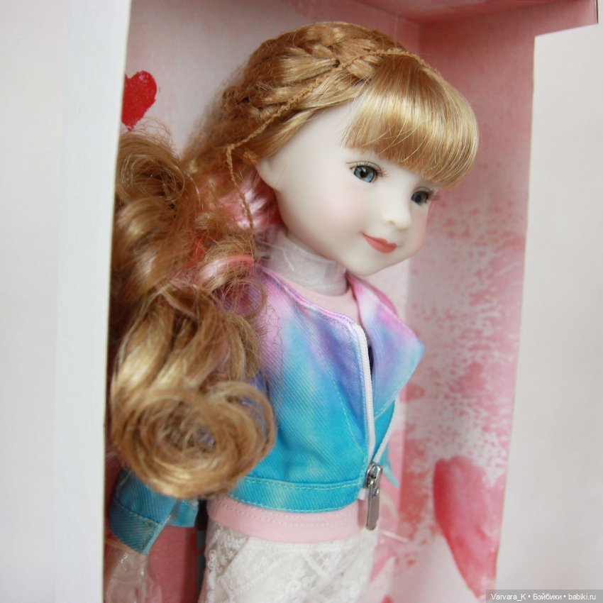 Ruby Red шарнирная кукла Сара с розовыми прядями , 37 см (фото 2)