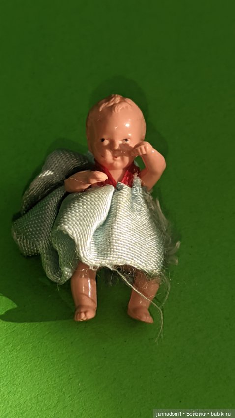 Маленький пупсик с кривыми ножками Hertwig, высота 5 см (фото 4)