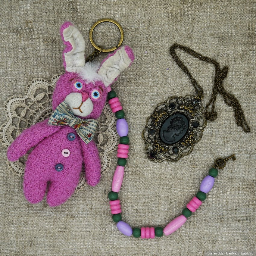 Брелок-игрушка Зайка с подвесом из деревянных бусин (фото 5)