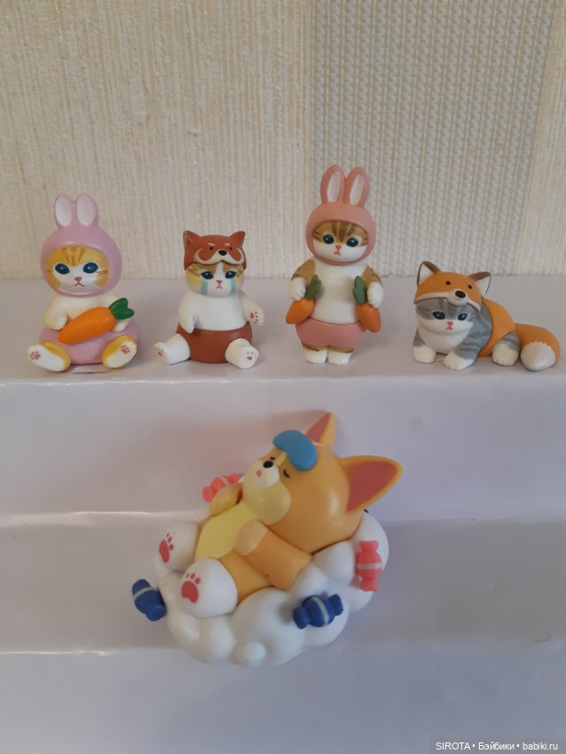 Игровые котики в костюмах зайчиков. Змея из маг. "Азбука Вкуса"