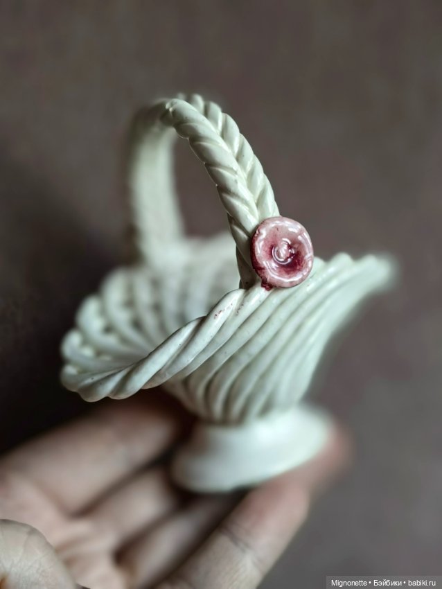 Старинная фарфоровая корзиночка для куклы (фото 4)