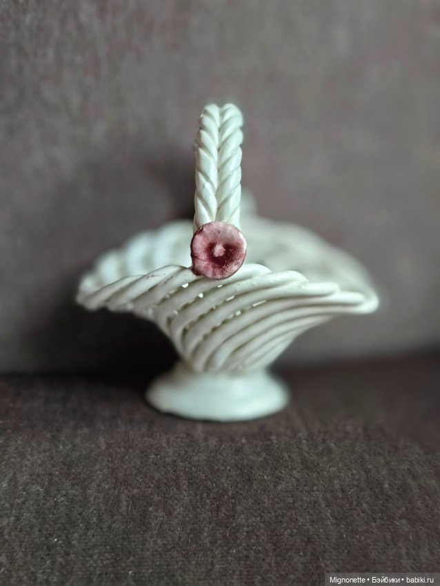 Старинная фарфоровая корзиночка для куклы (фото 6)