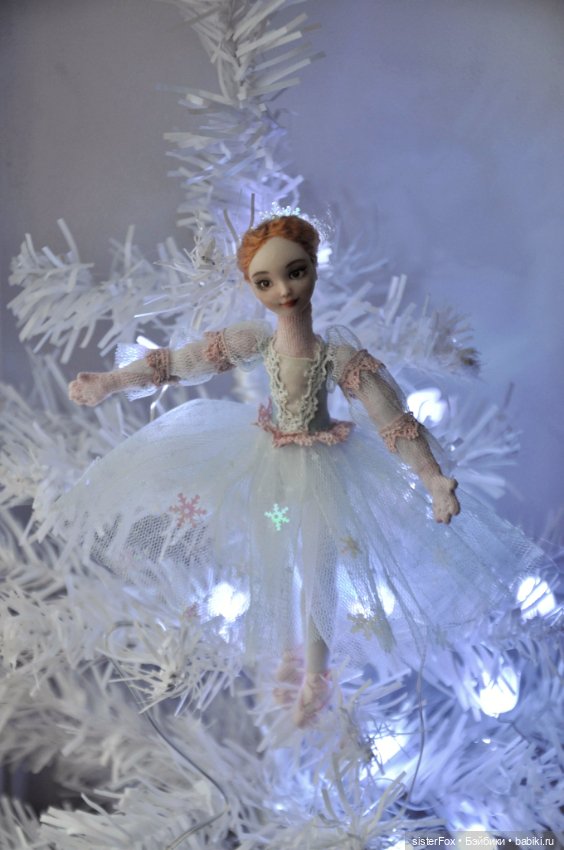 Мини-куколка в смешанной технике Балеринка