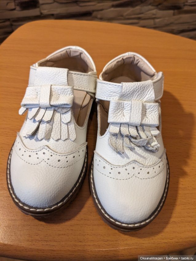 Кожаные белые туфли на пухлую ножку куколки