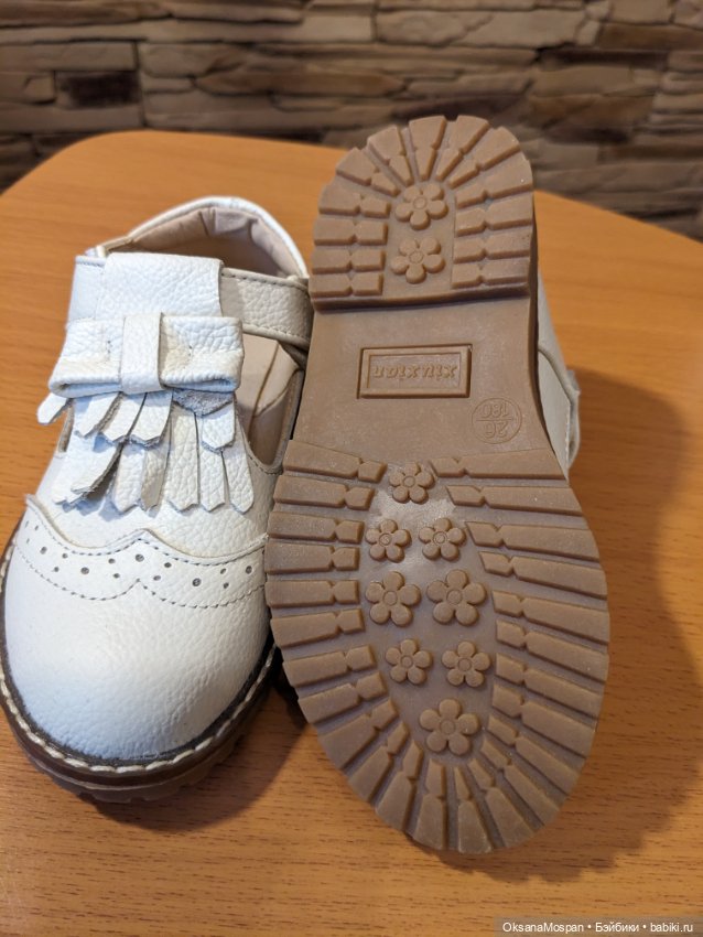 Кожаные белые туфли на пухлую ногу куклы (фото 3)