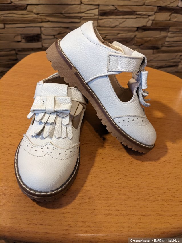 Кожаные белые туфли на пухлую ногу куклы (фото 2)