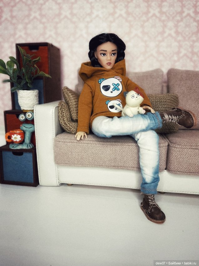 Гибрид головы Уэнздей Аддамс и тела Барби пышки безграничные движения (фото 2)