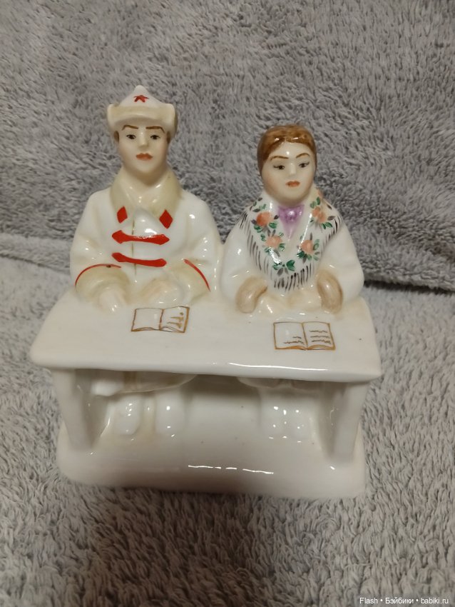 Статуэтка буденовец за партой СССР