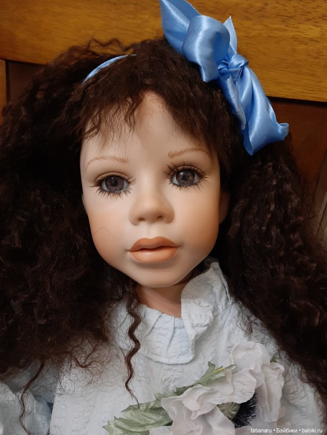 Крупная фарфоровая девочка